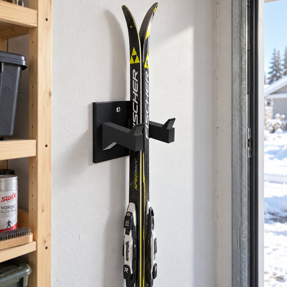Skiholder montert på veggen med et par langrennsski – illustrasjon av 3D-printet produkt i bruk
